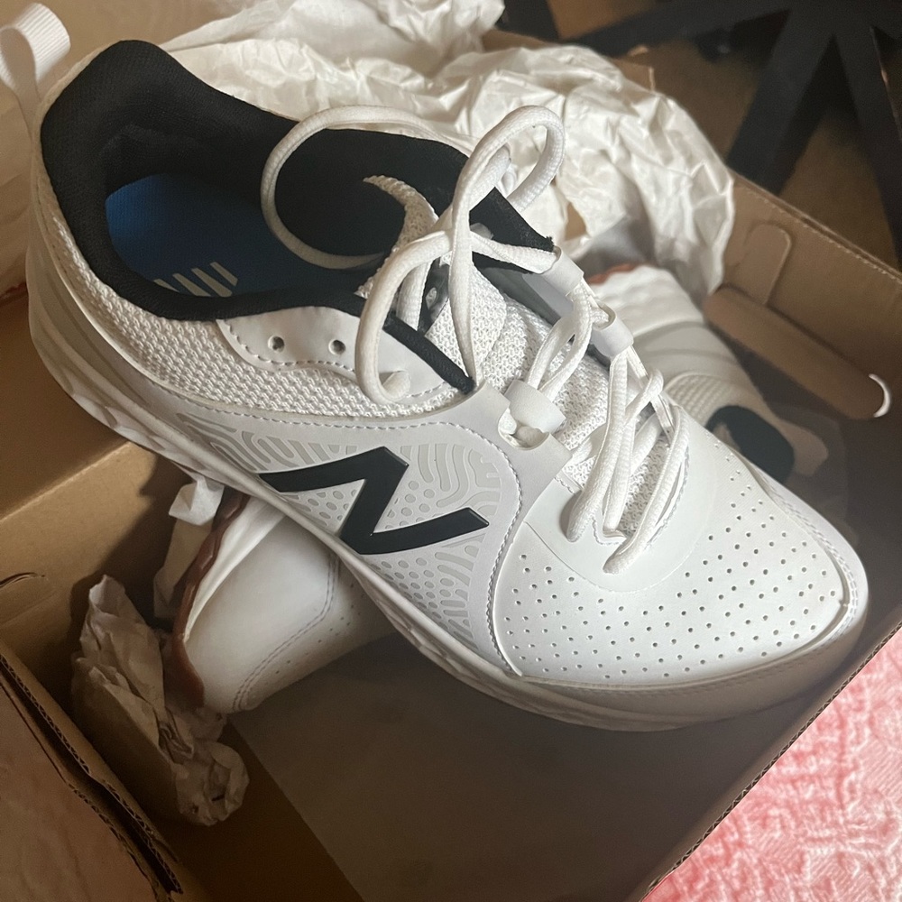 NEW BALANCE MENS TURF SHOES SIZE 8.5. NWT in original box. T3000SW5